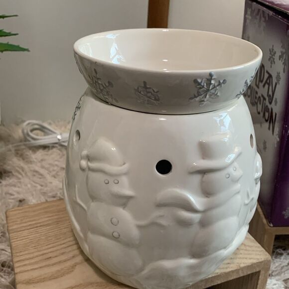 Scentsy 2010 Snow Day Wax Warmer Full Size Snowman Scene - Picture 10 of 17